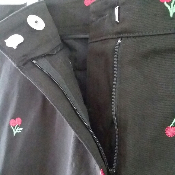 KIM ROGERS PETITE CHERRY EMBROIDERED CAPRI PANTS - Picture 3 of 8